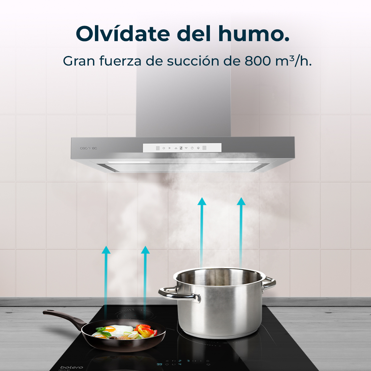 Scena di cucina con cappa aspirante sopra un piano cottura con padella e pentola. Il fumo sale, con testo 'Dimentica il fumo'.