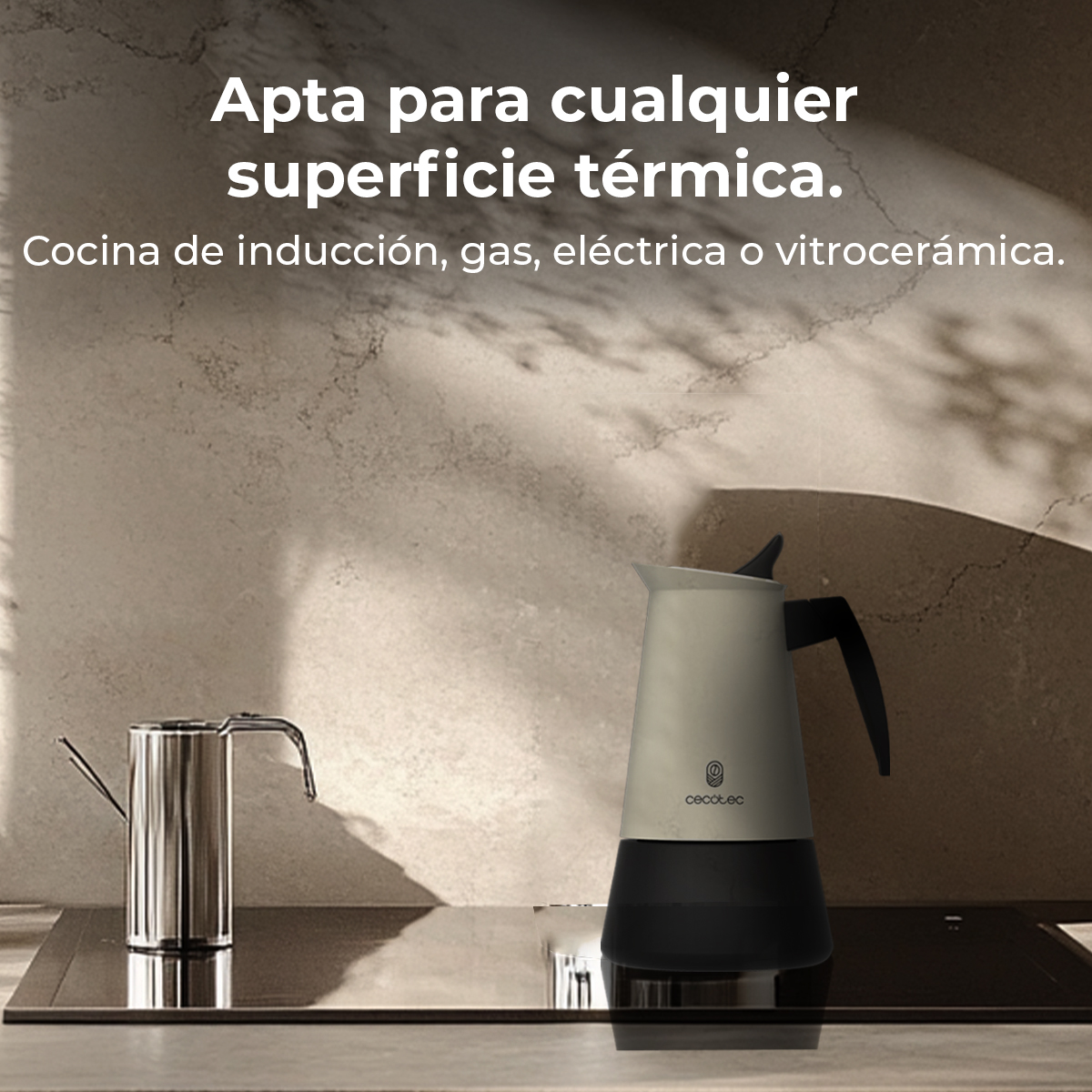 Una caffettiera e una brocca di metallo su un fornello nero. Il testo recita: Adatto a qualsiasi superficie termica.