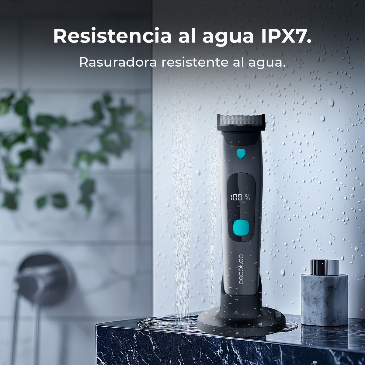 Ein wasserdichter Rasierer steht unter der Dusche. Er ist schwarz und grau und zeigt 100% an. Wassertropfen sind sichtbar.