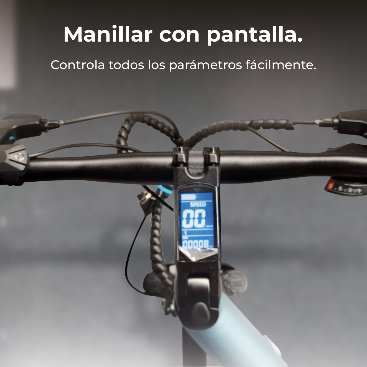 Primo piano del manubrio di una bicicletta con uno schermo che mostra la velocità 00. Manubrio nero e corpo azzurro visibili.