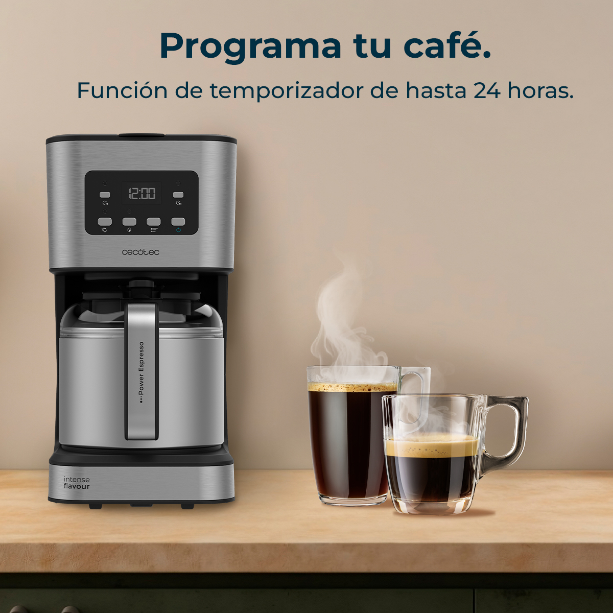 Una macchina da caffè con due tazze di caffè. Il vapore sale dalle tazze. La macchina ha un orologio digitale e il testo "Power Espresso".