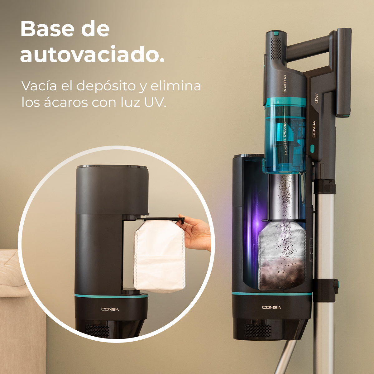 Un aspirapolvere con base autosvuotante. Una mano rimuove un sacchetto filtro bianco. La testa dell'aspirapolvere è in una vista tagliata.