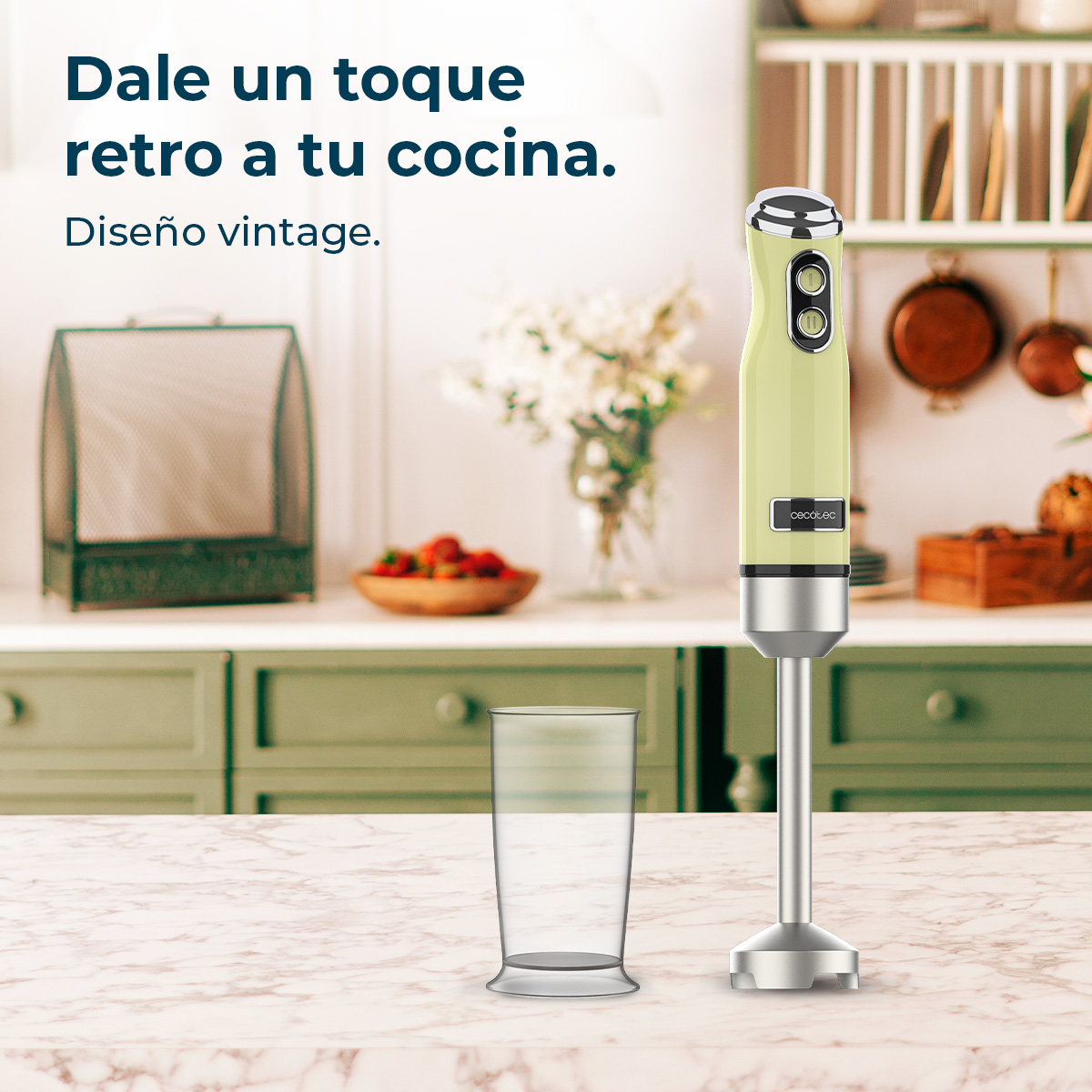 Scena cucina retrò con frullatore. Bicchiere su ripiano in marmo. Sfondo con armadi, frutta e fiori.