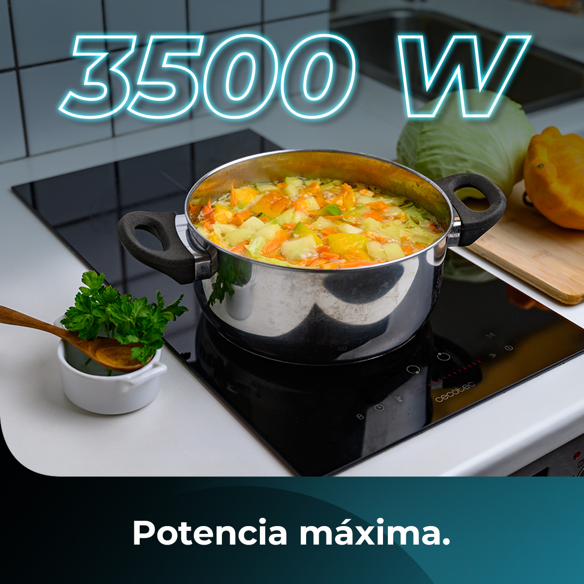 Una pentola con zuppa è su un fornello nero. Accanto prezzemolo in una ciotolina, un cavolo e una zucca, con testo '3500 W'.
