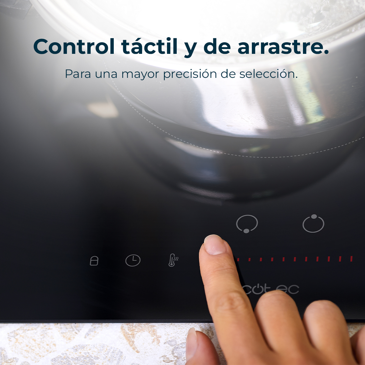 Un dito tocca un piano cottura nero con comandi touch. Il testo in alto dice 'Controllo touch e trascinamento'. Una pentola è visibile sullo sfondo.