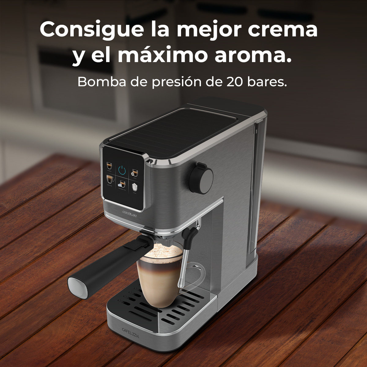 Metalowy ekspres do kawy stoi na drewnianym stole. Szklanka kawy jest na miejscu. Tekst powyżej brzmi: 'Uzyskaj najlepszy krem i aromat'.