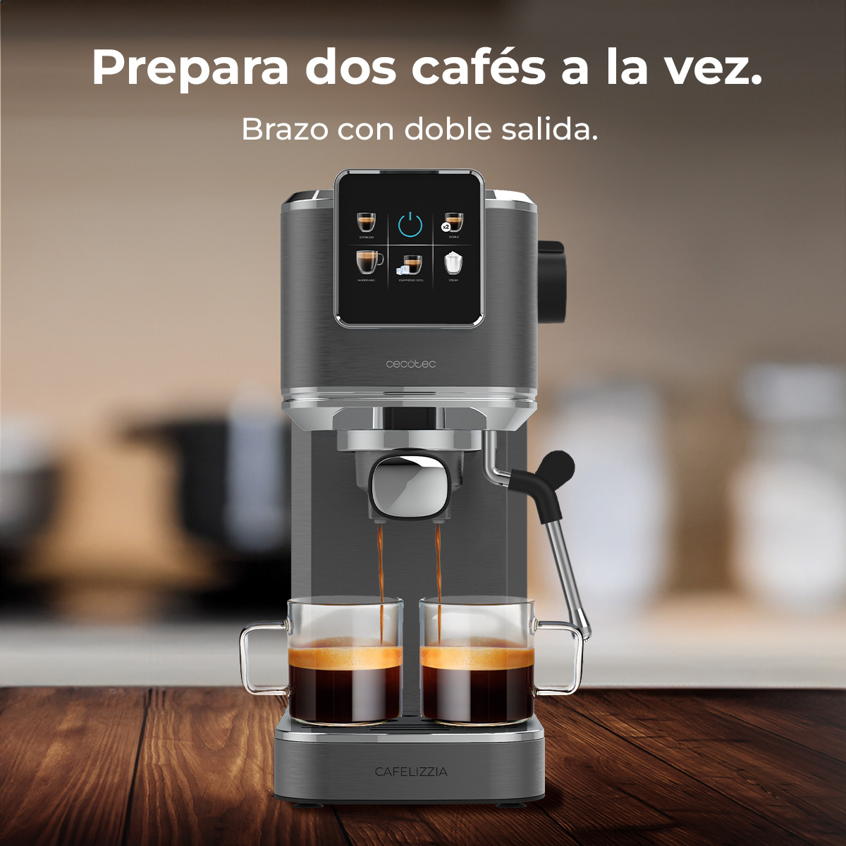 Ekspres do kawy dozuje espresso do dwóch szklanek. Ekspres jest szary, z cyfrowym wyświetlaczem. Kubki stoją na drewnie.