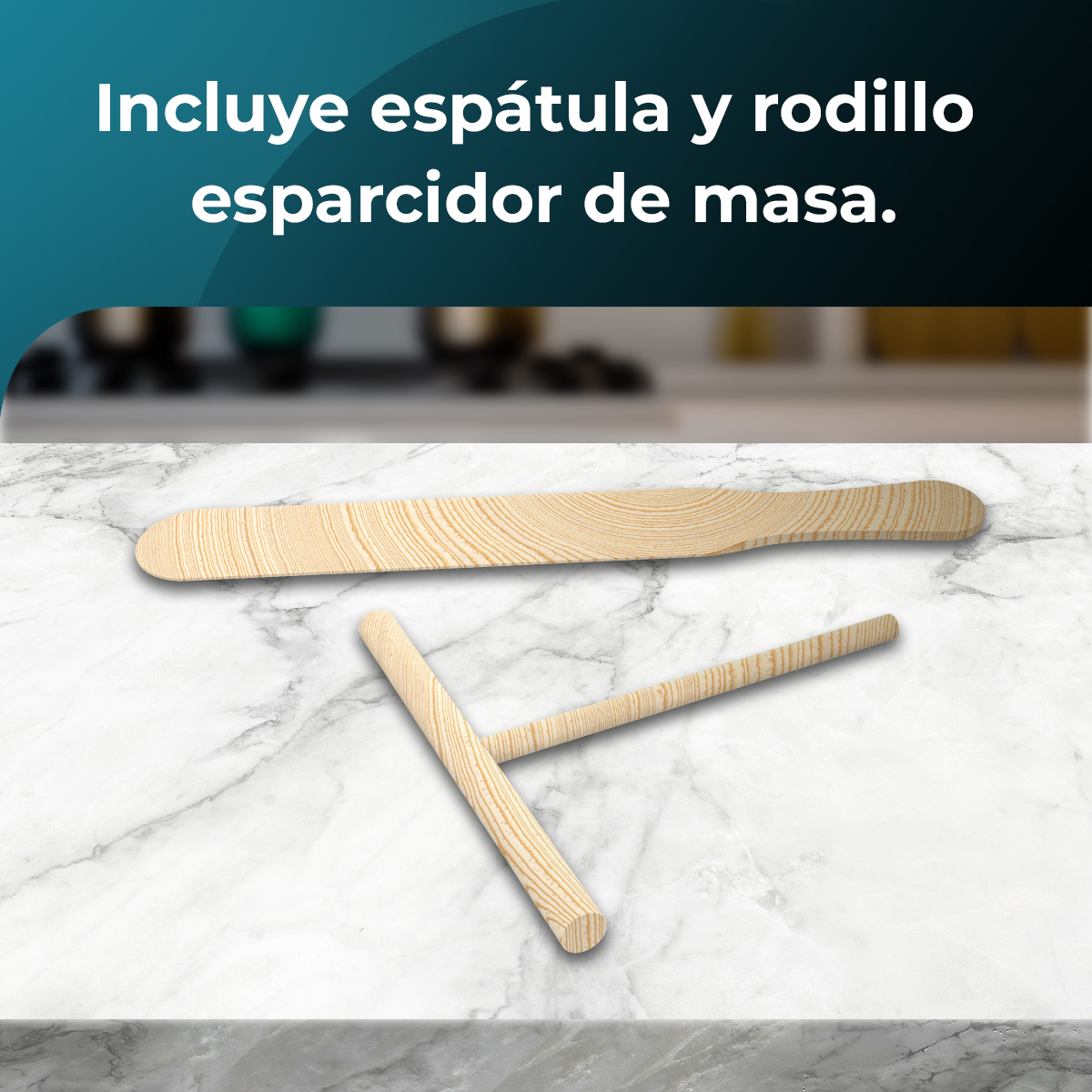 Spatola e spalmatore di pastella in legno su superficie marmorea. Lo sfondo presenta elementi cucina sfocati.