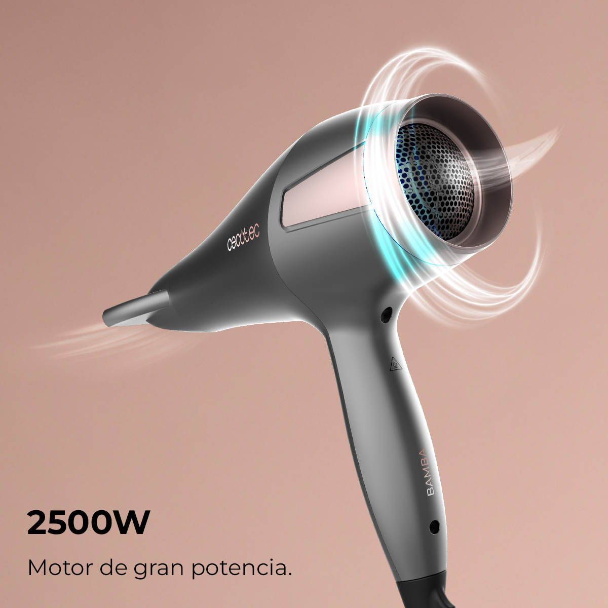 Un secador de pelo gris con efectos brillantes. Tiene un mango negro y un filtro de panal. El fondo es un degradado de colores tostados.