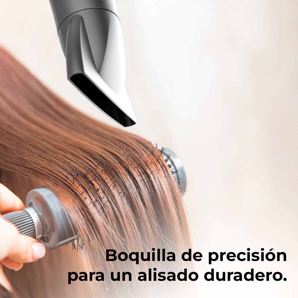 Cabello peinado con cepillo redondo y secador. El cabello es marrón y las herramientas son grises.