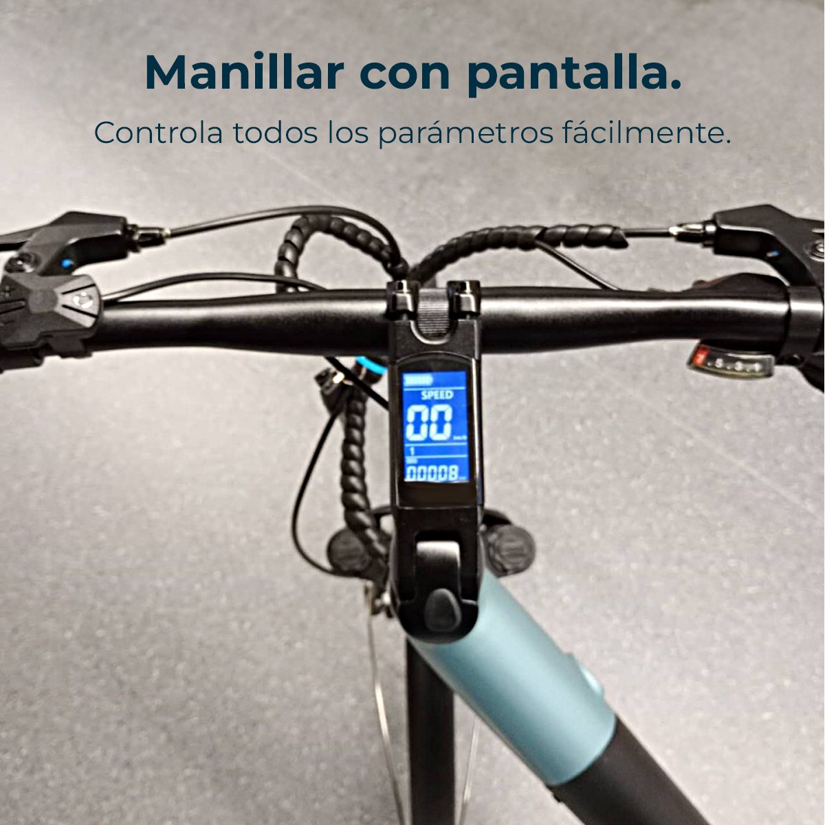 Nahaufnahme eines Fahrradlenkers mit digitaler Anzeige, die die Geschwindigkeit als 00 anzeigt. Der Lenker ist schwarz mit blauem und grauem Rahmen.