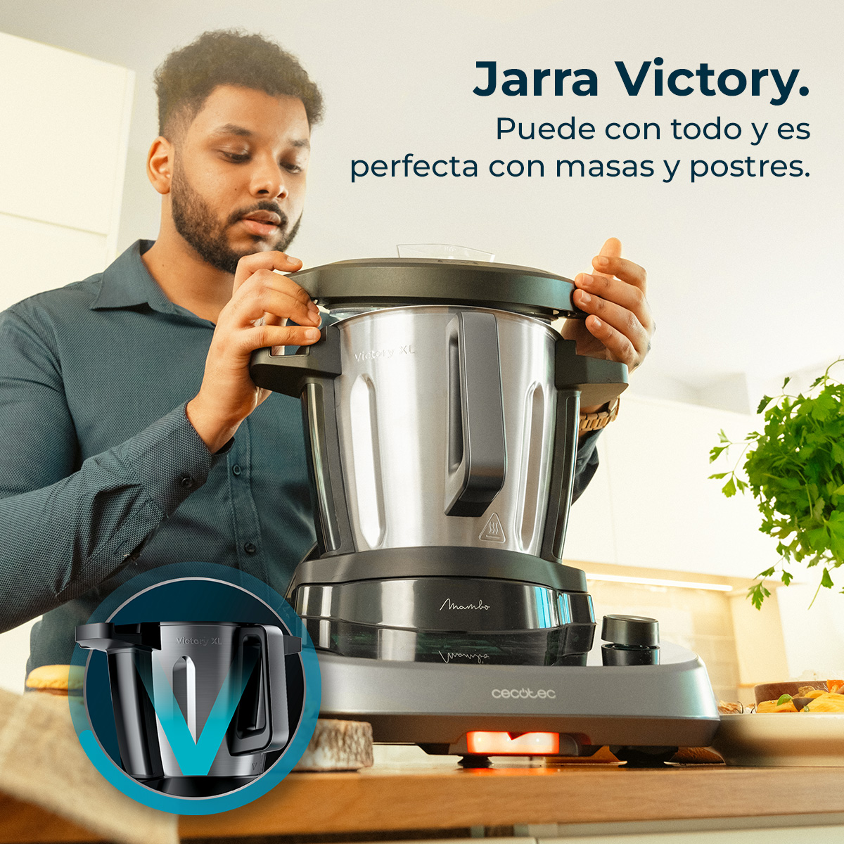 Un uomo regola un elettrodomestico da cucina. L'apparecchio è argento e nero. Il testo recita 'Jarra Victory' e 'perfecta con masas y postres'.