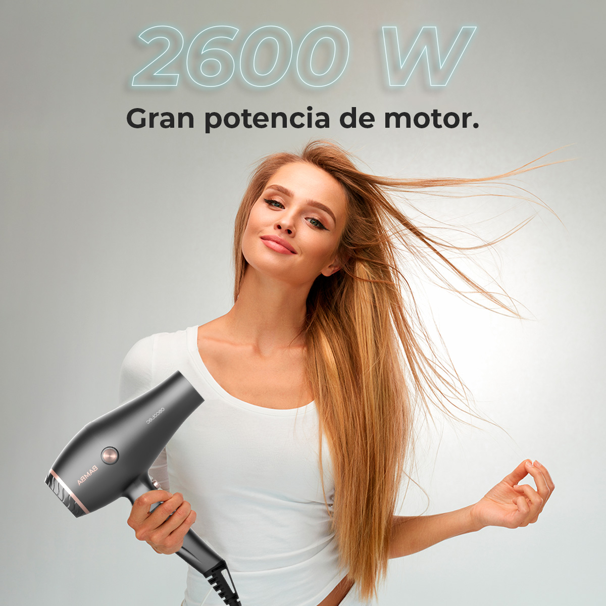 Una donna tiene un asciugacapelli. I suoi capelli biondi volano. Il testo in alto dice 2600W. Il testo sotto dice 'Gran potencia de motor'.
