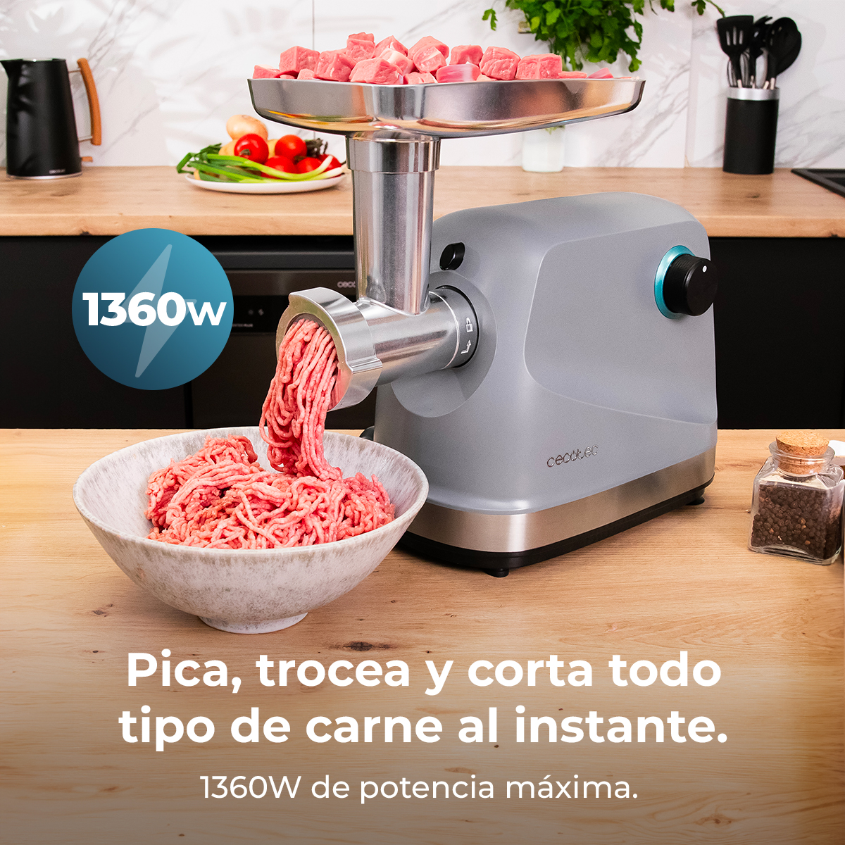 Un tritacarne macina carne cruda in una ciotola. Carne tritata nel vassoio del tritacarne. Testo: 'Macinare e tagliare tutti i tipi di carne all'istante.'