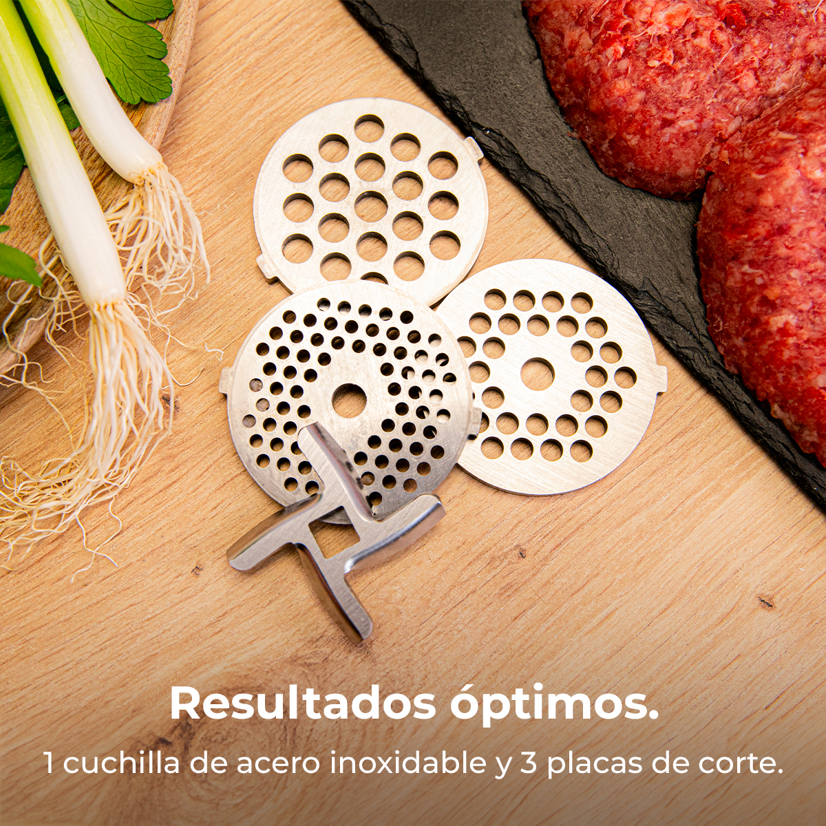 Coltello e piastre in acciaio inox con carne e cipolline su legno. Risultati ottimali.