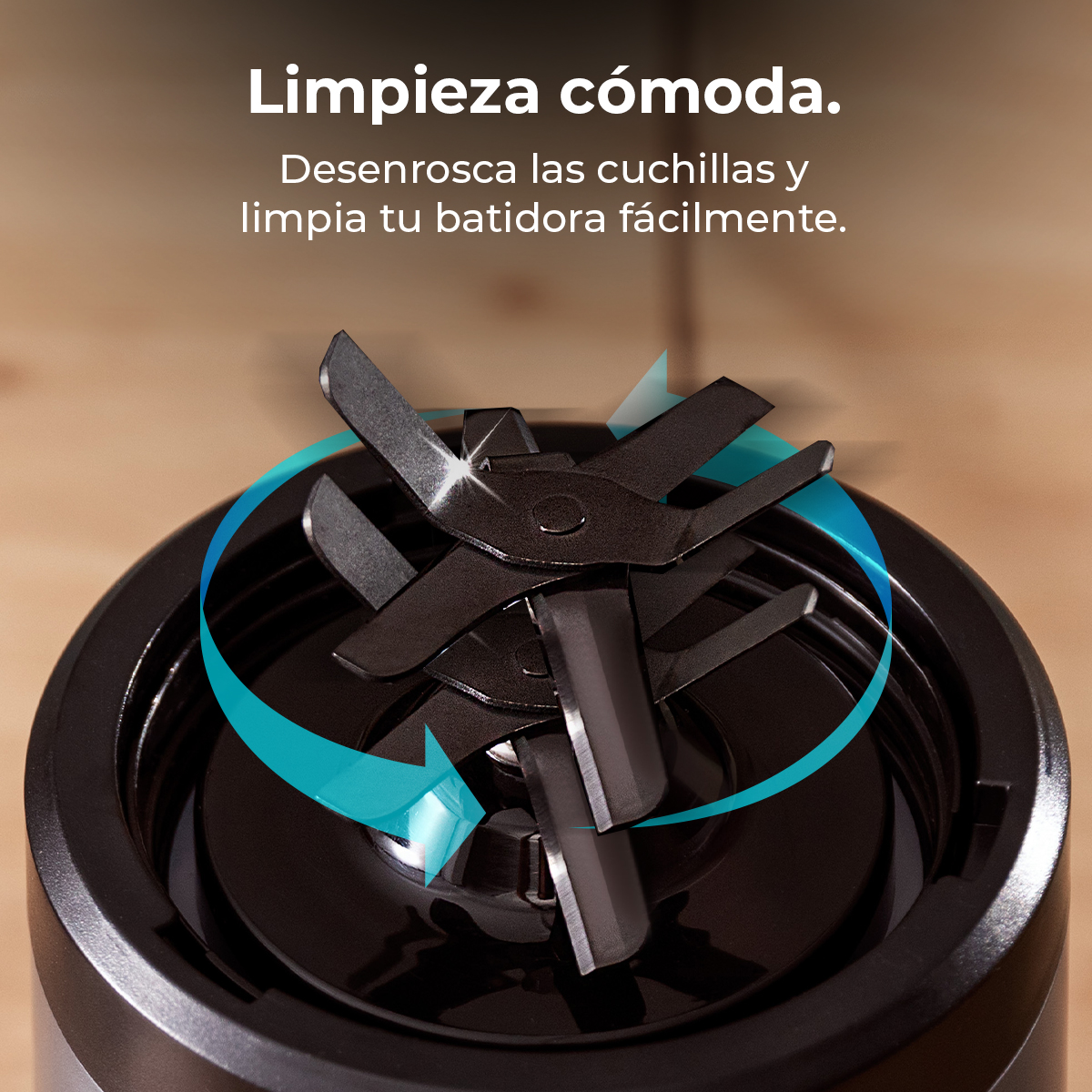 Primer plano de las cuchillas de una licuadora, con una flecha azul que indica la limpieza. Texto: limpieza cómoda, desenroscar las cuchillas.