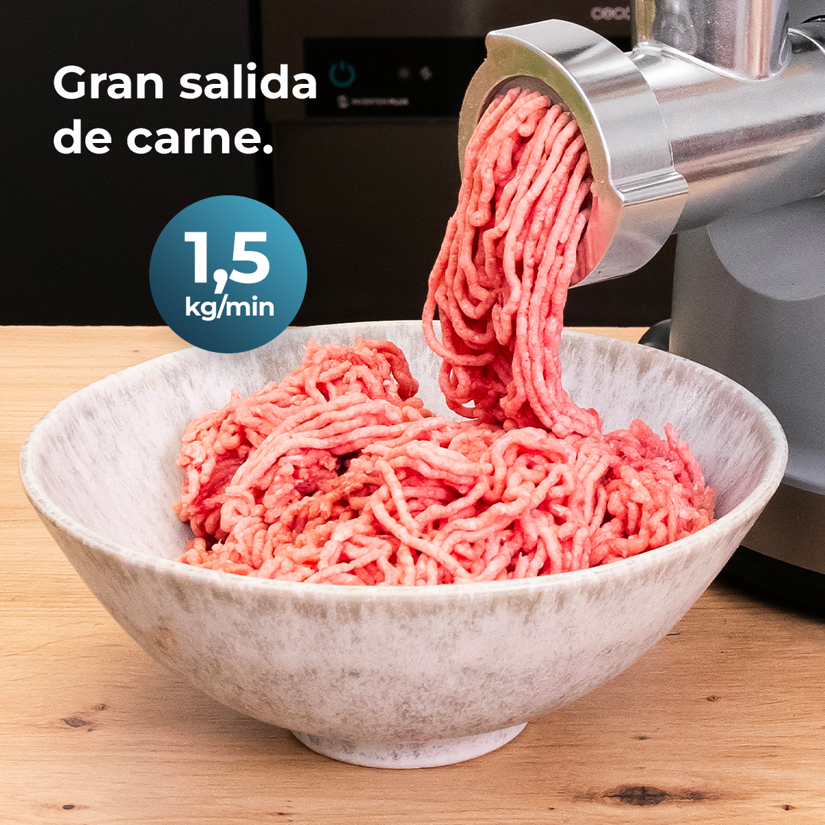 Un tritacarne estrae carne macinata in una ciotola. Il testo indica un'elevata produzione di 1,5 kg/min.