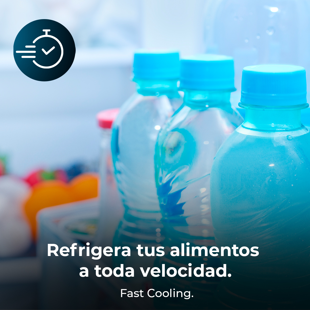 Trzy butelki wody z niebieskimi nakrętkami w lodówce, ikona stopera i tekst 'Szybkie chłodzenie'.
