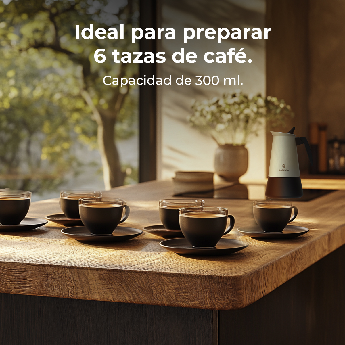 Sei tazze di caffè su un tavolo di legno. Una caffettiera a destra. Il testo dice: "Ideale per preparare 6 tazze di caffè".