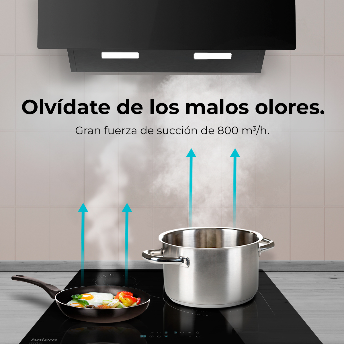 Scena di cucina con piano cottura nero, padella con cibo, pentola e cappa. Le frecce indicano l'estrazione del fumo.