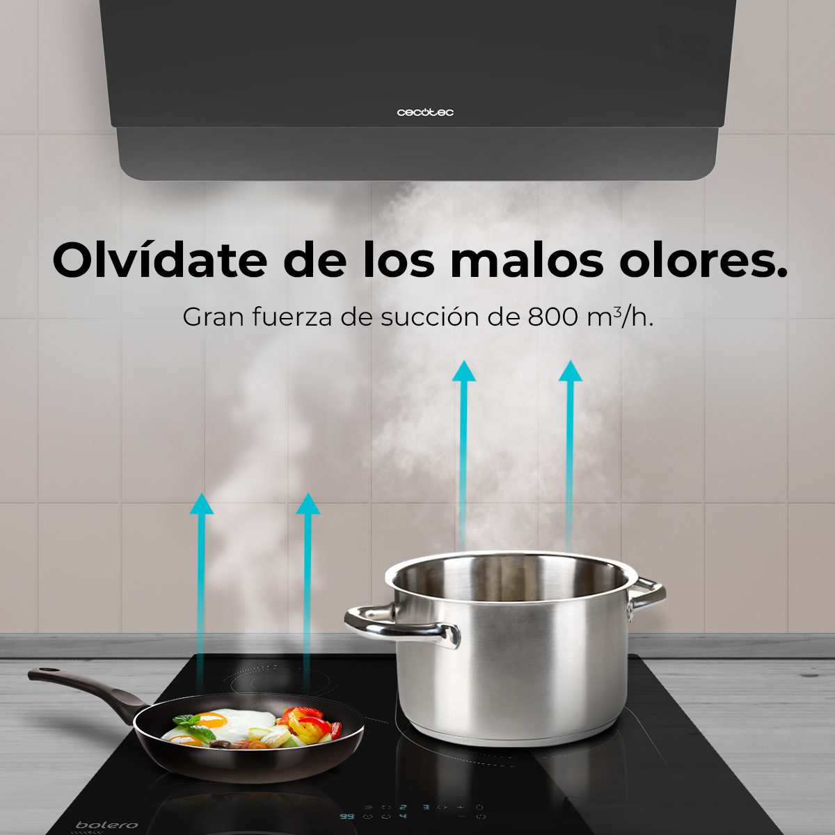 Una escena de cocina con una estufa negra, sartén con comida, olla y extractor. Flechas indican vapor subiendo.