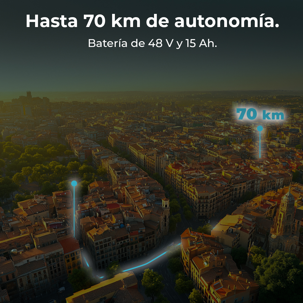 Vista aerea di una città con una linea blu che mostra un'autonomia di 70 km. Testo: 'Hasta 70 km de autonomía' e dettagli della batteria.