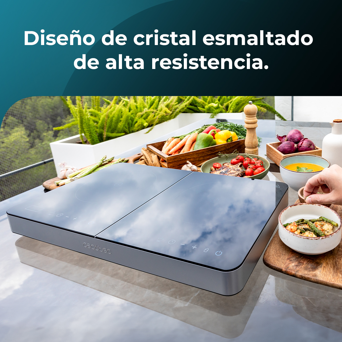 Nowoczesna płyta indukcyjna z przygotowaniem jedzenia. Warzywa, zupa i gotowane jedzenie na blacie, ręka sięga.