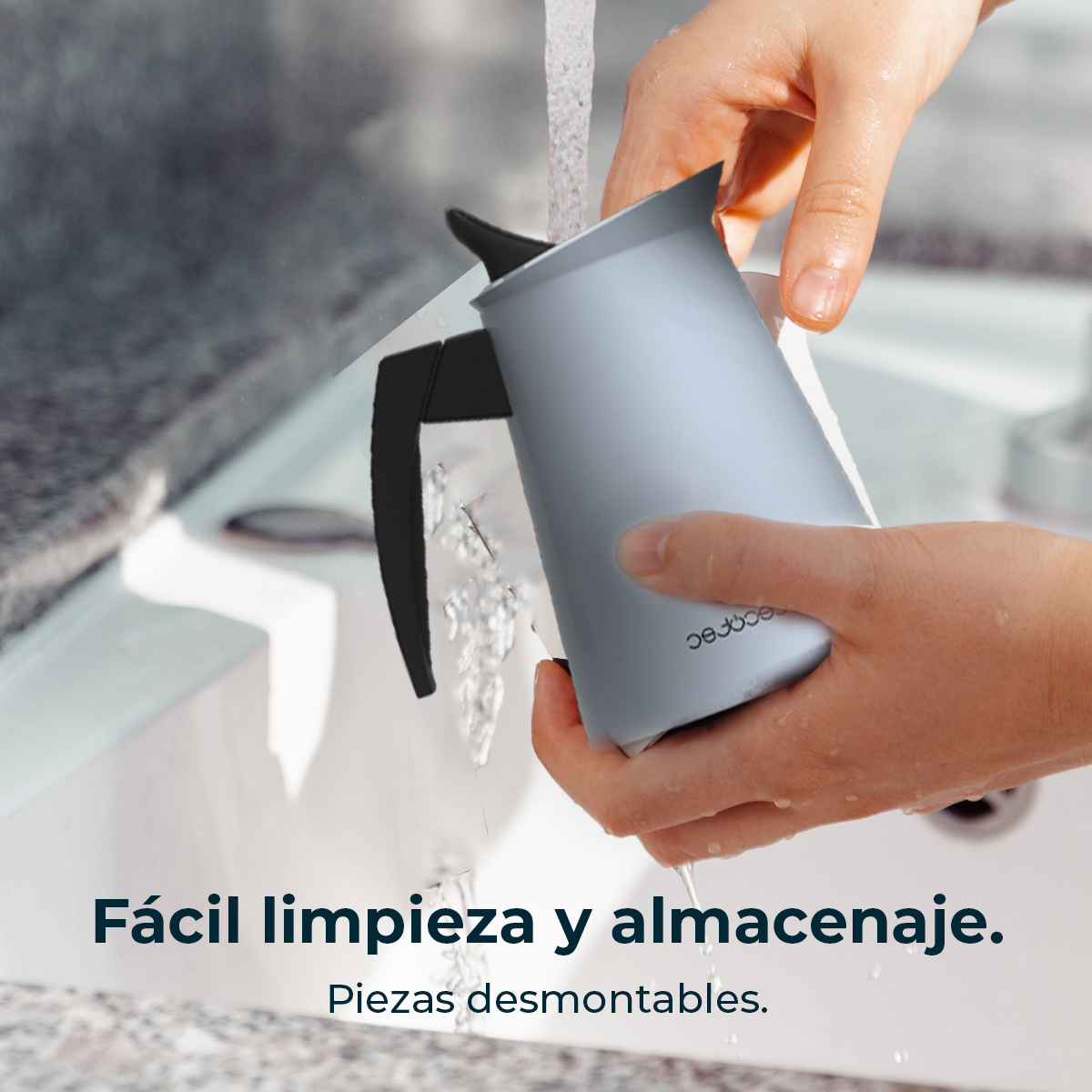 Una persona lava una caffettiera grigia e nera sotto l'acqua corrente in un lavandino bianco. Il testo dice 'Facile pulizia e conservazione'.