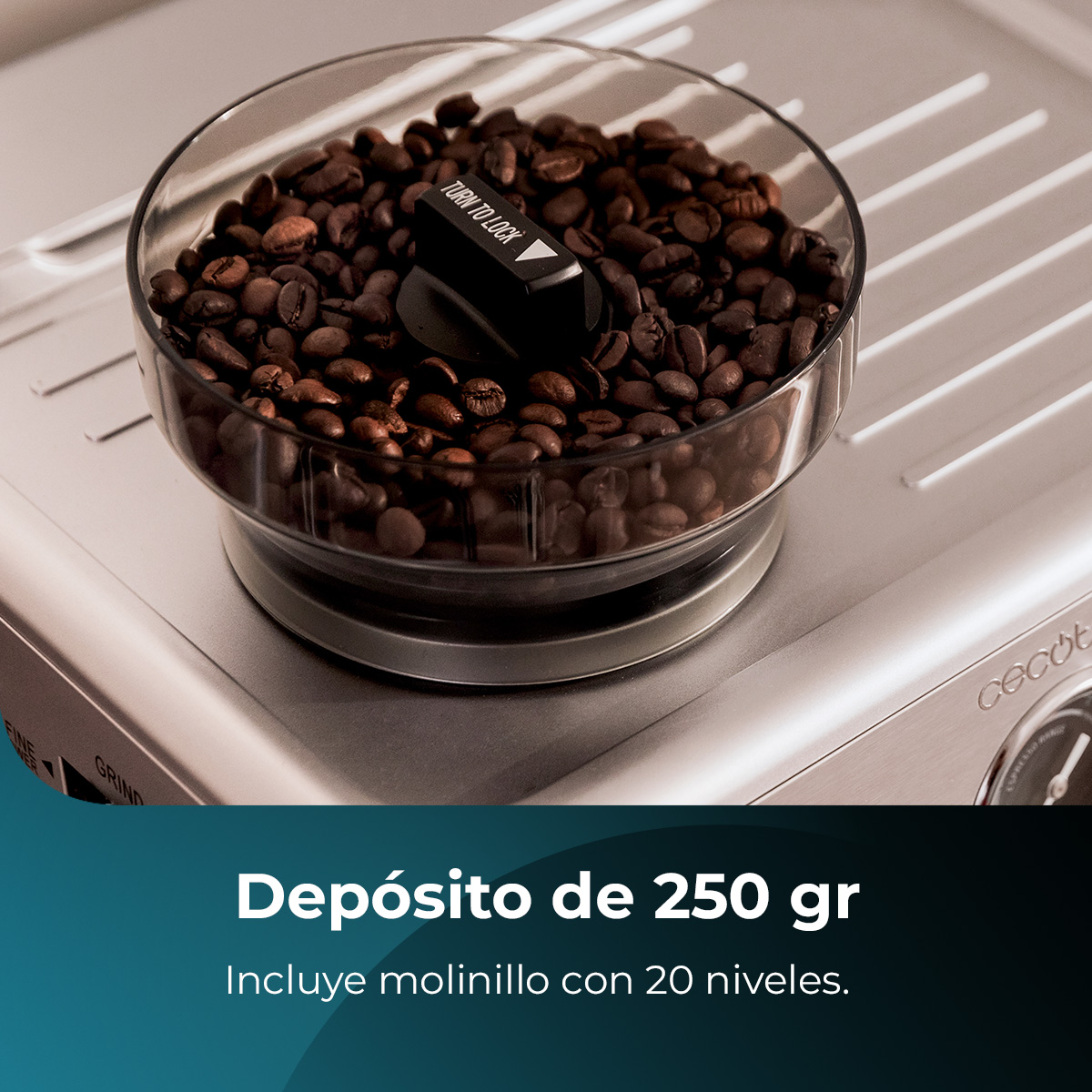 Ekspres do kawy z przezroczystym pojemnikiem na ziarna wypełnionym ziarnami kawy. Czarny guzik z napisem 'TURN TO LOCK'.