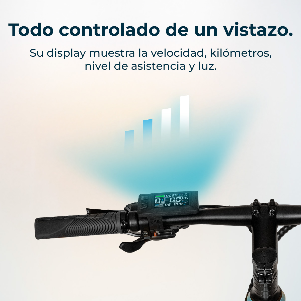 Primo piano del manubrio di una bicicletta con un display digitale che mostra la velocità e altri dati. Lo sfondo ha una sfumatura.
