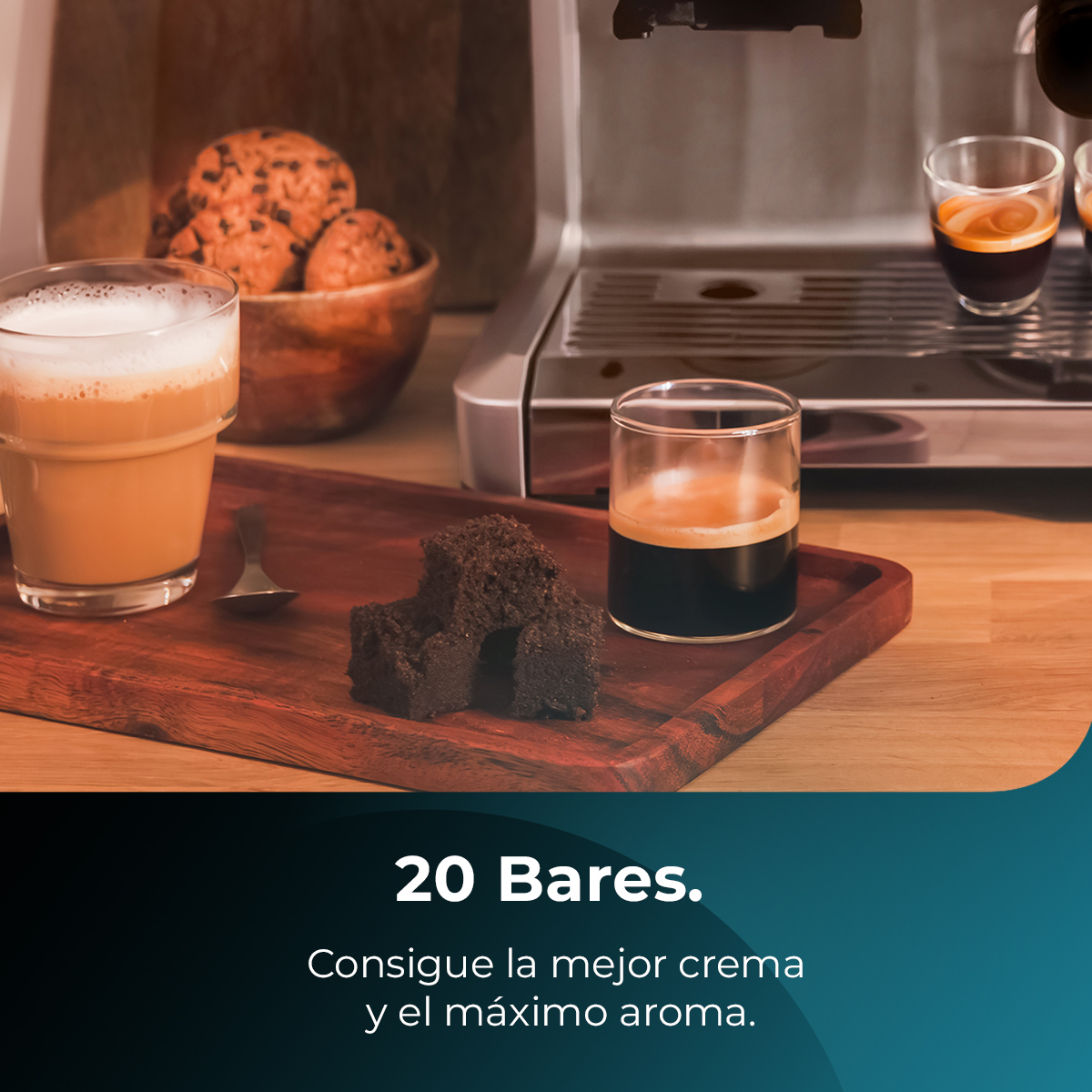 Filiżanki kawy i brownie na drewnianej tacy z ekspresem do kawy w tle. Widoczne są również ciasteczka w drewnianej misce.