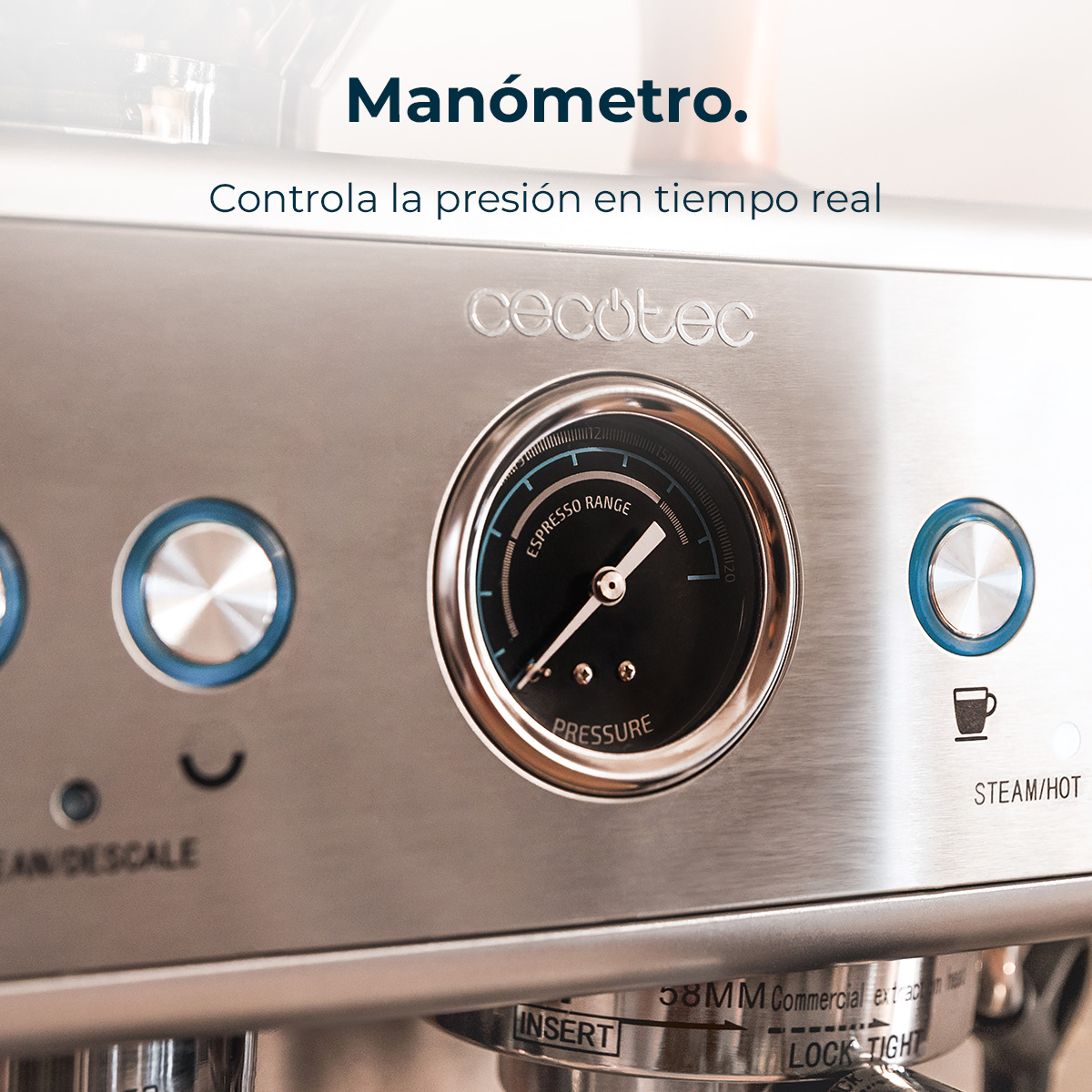 Zbliżenie ekspresu do kawy z manometrem. Wykończenie ze stali nierdzewnej, z niebieskimi podświetlanymi przyciskami. Wskaźnik pokazuje 'Ciśnienie'.