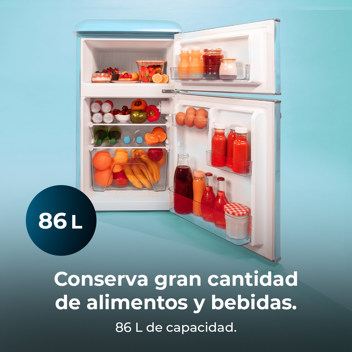 Niebieska lodówka jest otwarta, wypełniona owocami, napojami i jajami. Tekst: 'Przechowuj dużą ilość żywności i napojów.'