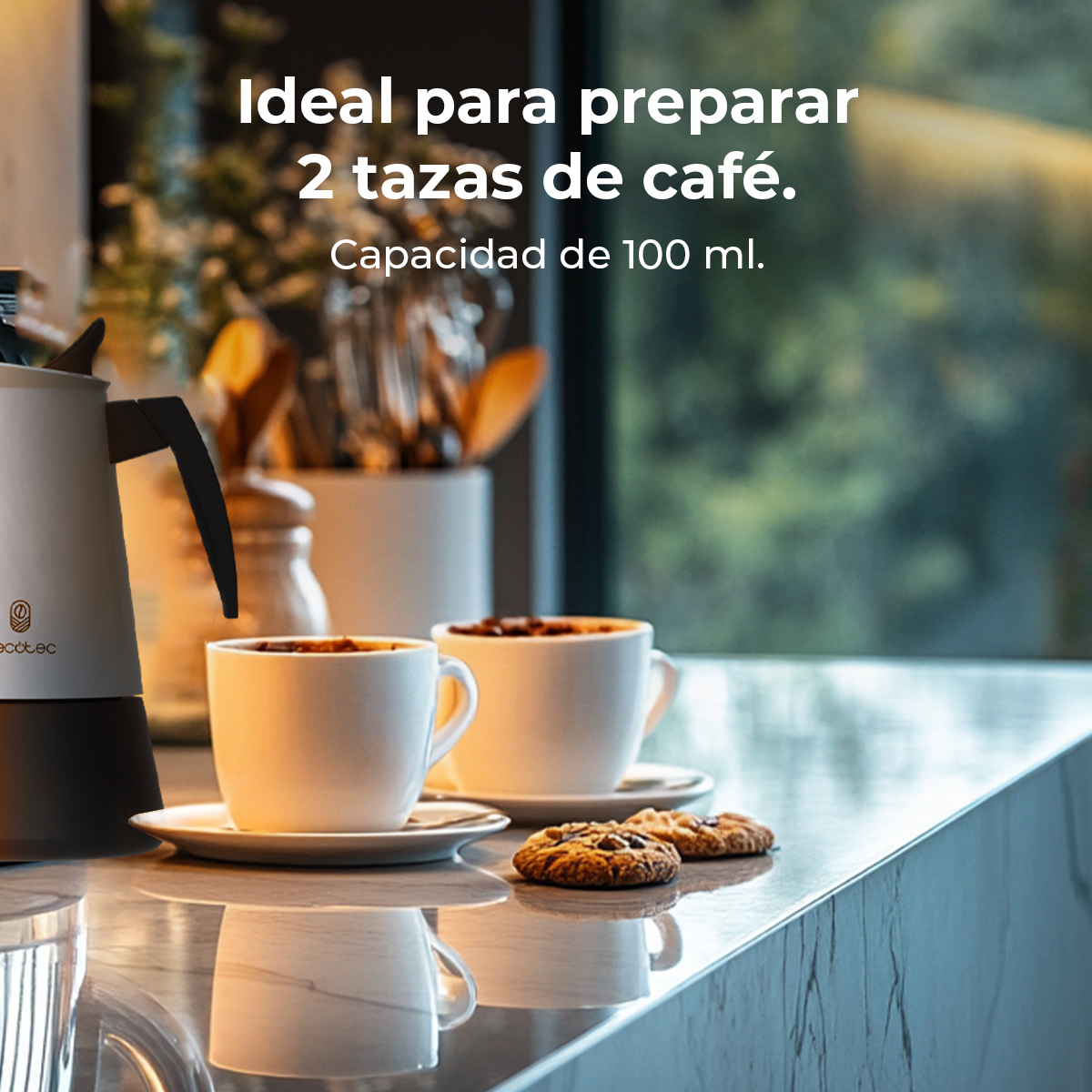 Due tazze di caffè su piattini, con biscotti. Macchina del caffè a sinistra. Il testo sopra indica la capacità.