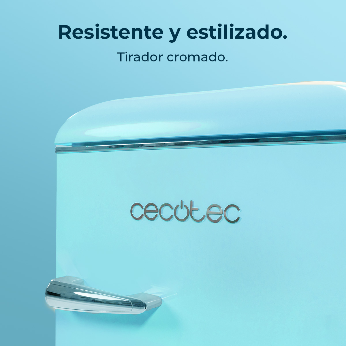 Zbliżenie turkusowej lodówki z chromowaną rączką. Widoczna nazwa marki 'cecotec'. Tekst u góry brzmi: 'Resistente y estilizado'.