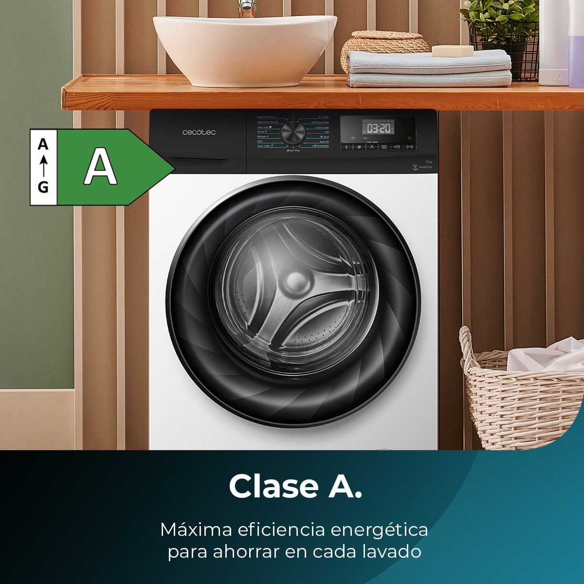 Una lavatrice con porta nera, etichetta energetica A e mensola in legno con lavandino e asciugamani. Un cesto con biancheria.