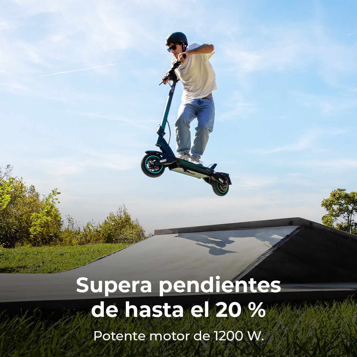 Un hombre en un scooter está en el aire sobre una rampa. El cielo es azul. Texto abajo: Supera pendientes de hasta el 20 %.