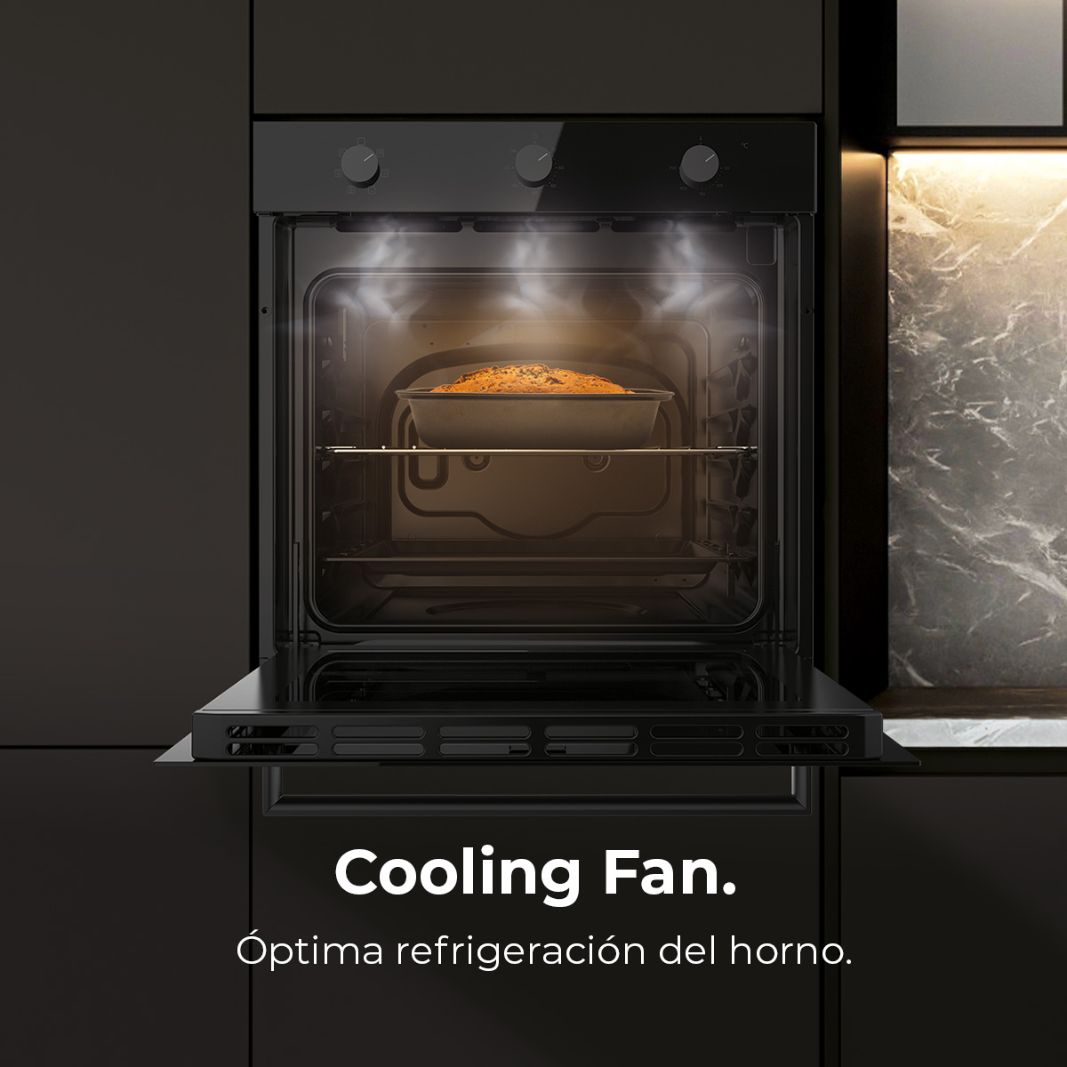 Horno abierto con pastel horneado. Puerta negra abierta, vapor visible. Controles arriba. Fondo de cocina oscuro.
