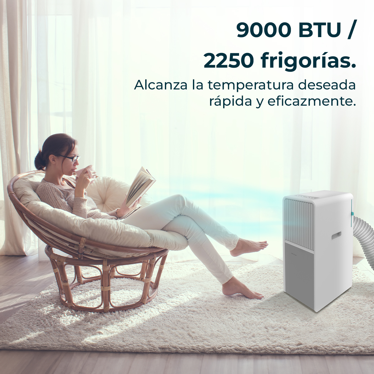 Kobieta czyta, pije z filiżanki, na krześle. Przenośny klimatyzator po prawej. Tekst: 9000 BTU / 2250 frigorías.