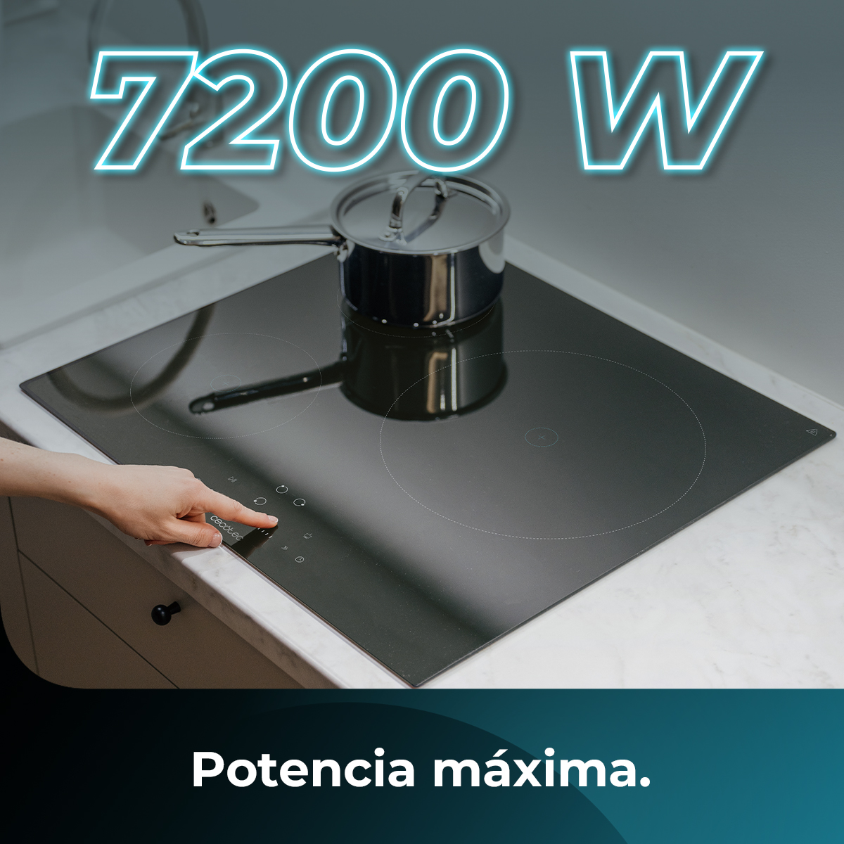 Una mano toca el panel de control de una placa de inducción. Una olla está sobre la placa. Texto: 7200 W. Abajo: Potencia máxima.