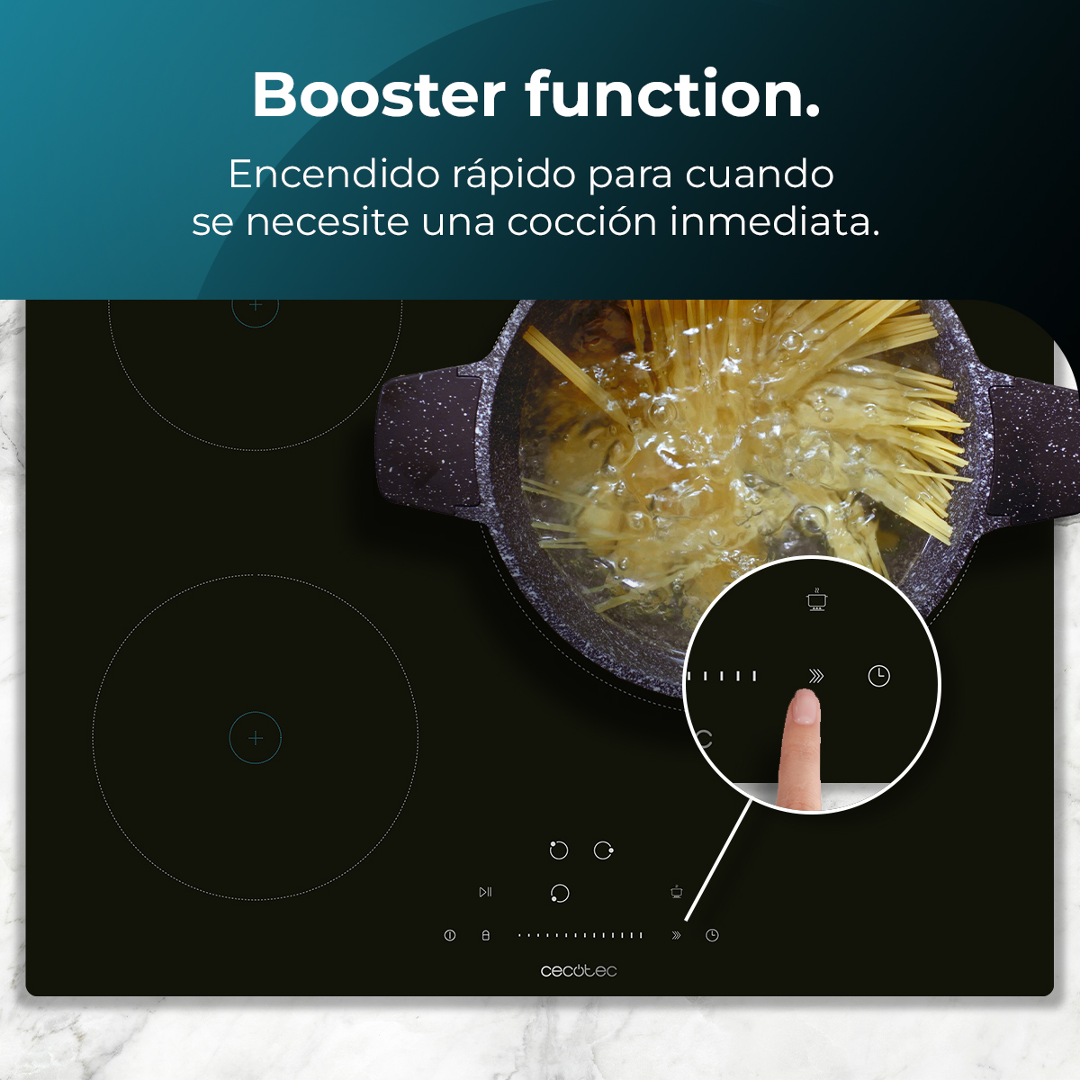Placa de inducción negra con una olla de pasta hirviendo. Un dedo toca un botón con la etiqueta 'Booster'. El texto dice 'Booster function'.