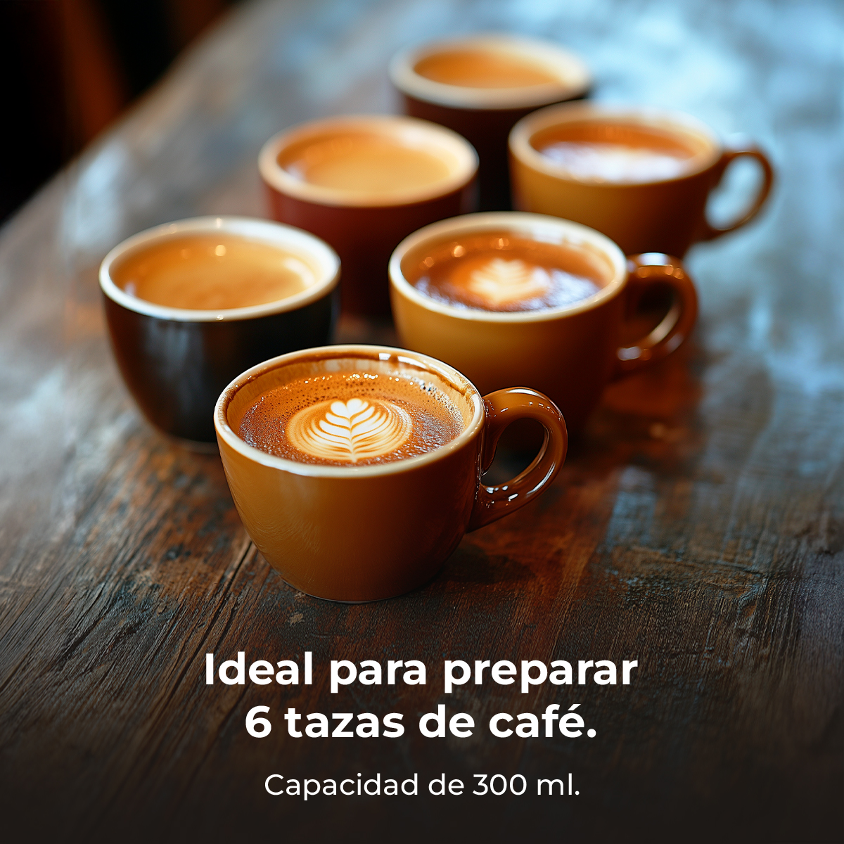 Sei tazze di caffè su un tavolo di legno. Ogni tazza è piena di caffè, alcune con latte art. Testo: 'Ideale per 6 tazze'.