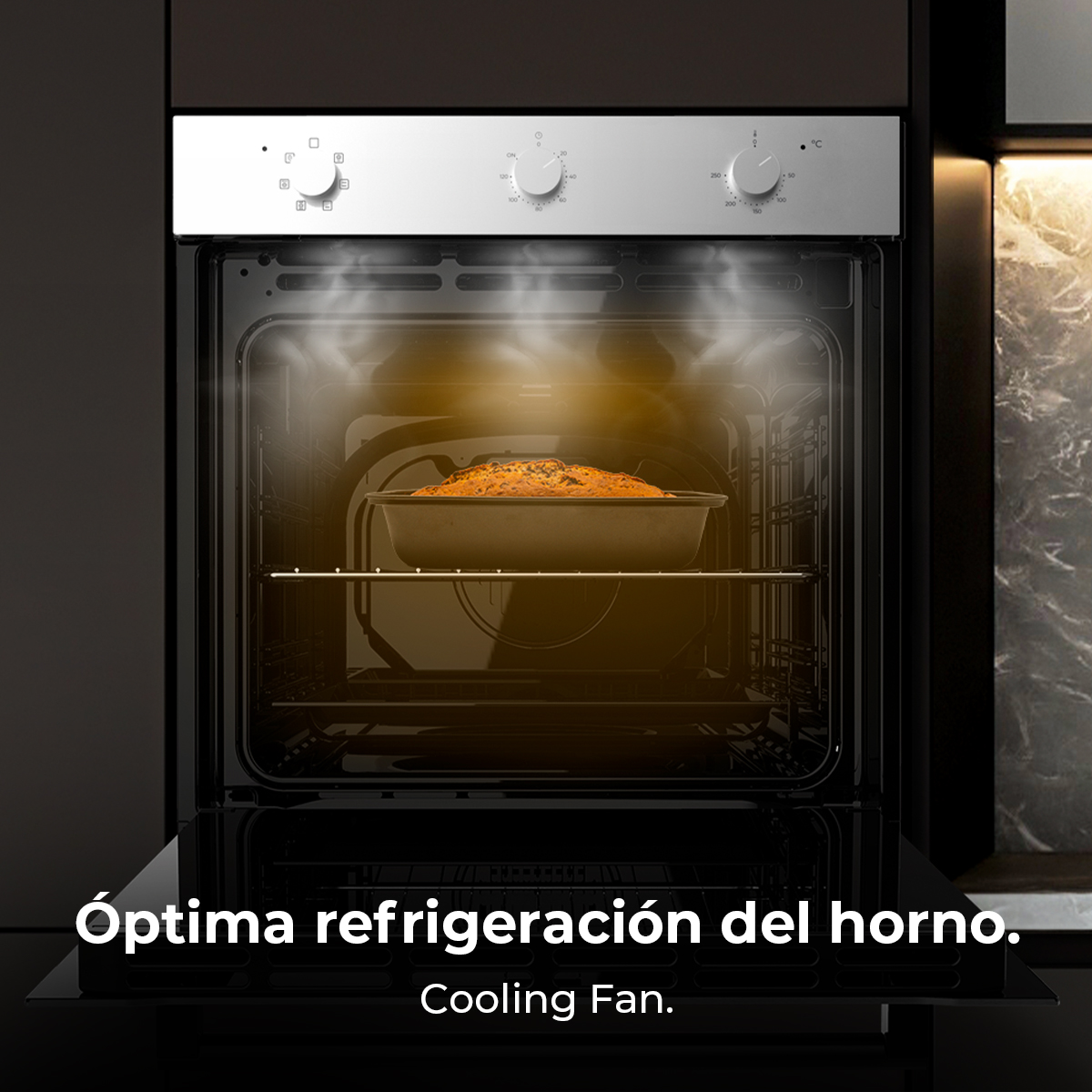 Un horno con un pastel horneándose dentro. La puerta del horno está abierta. El texto dice 'Cooling Fan'.