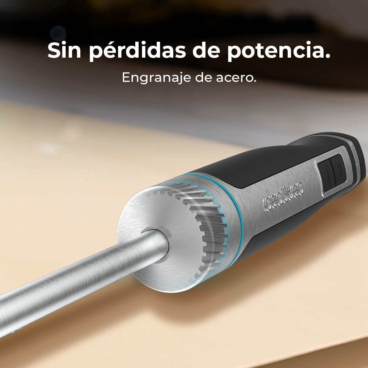 Zbliżenie czarnego i srebrnego blendera. Tekst brzmi 'Sin pérdidas de potencia' i 'Engranaje de acero'.