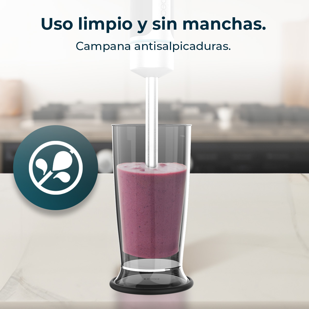 Blender w szklance z fioletowym smoothie. Blender jest biały, szklanka przezroczysta. Logo po lewej.