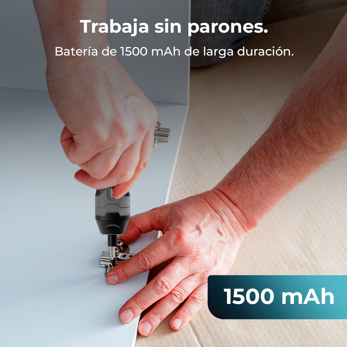 Una persona usa un cacciavite per installare una cerniera su una porta bianca dell'armadio. Testo: Lavora senza interruzioni. Batteria da 1500 mAh.
