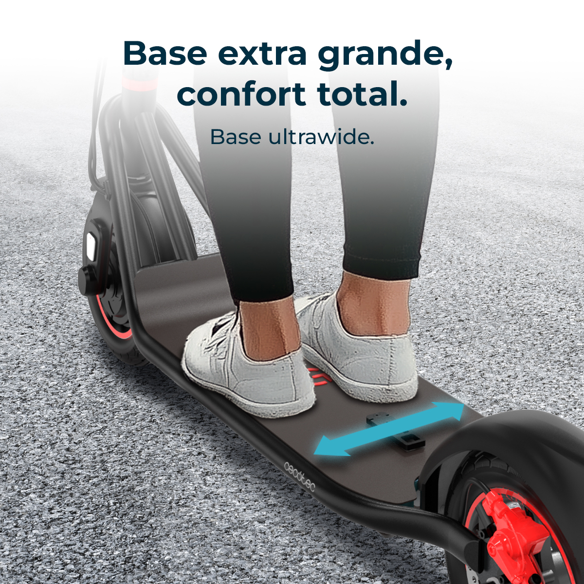 Una persona è in piedi su uno scooter nero con scarpe bianche. Lo scooter è su una strada grigia. Il testo dice 'base extra large, comfort totale'.