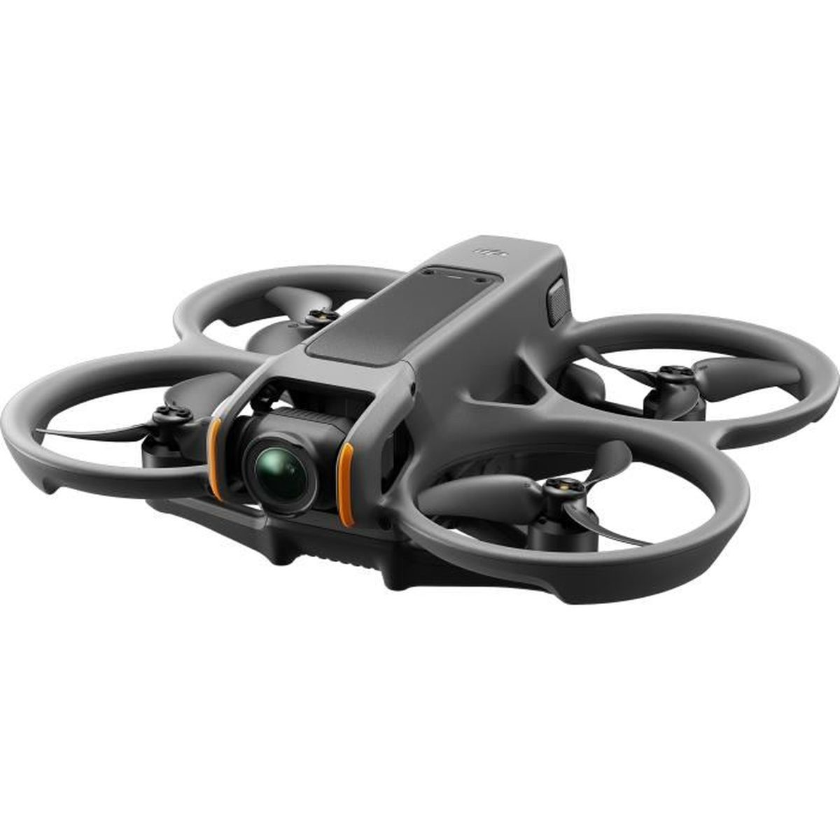 Szary dron z czterema śmigłami na białym tle. Dron ma kamerę z pomarańczowymi akcentami.
