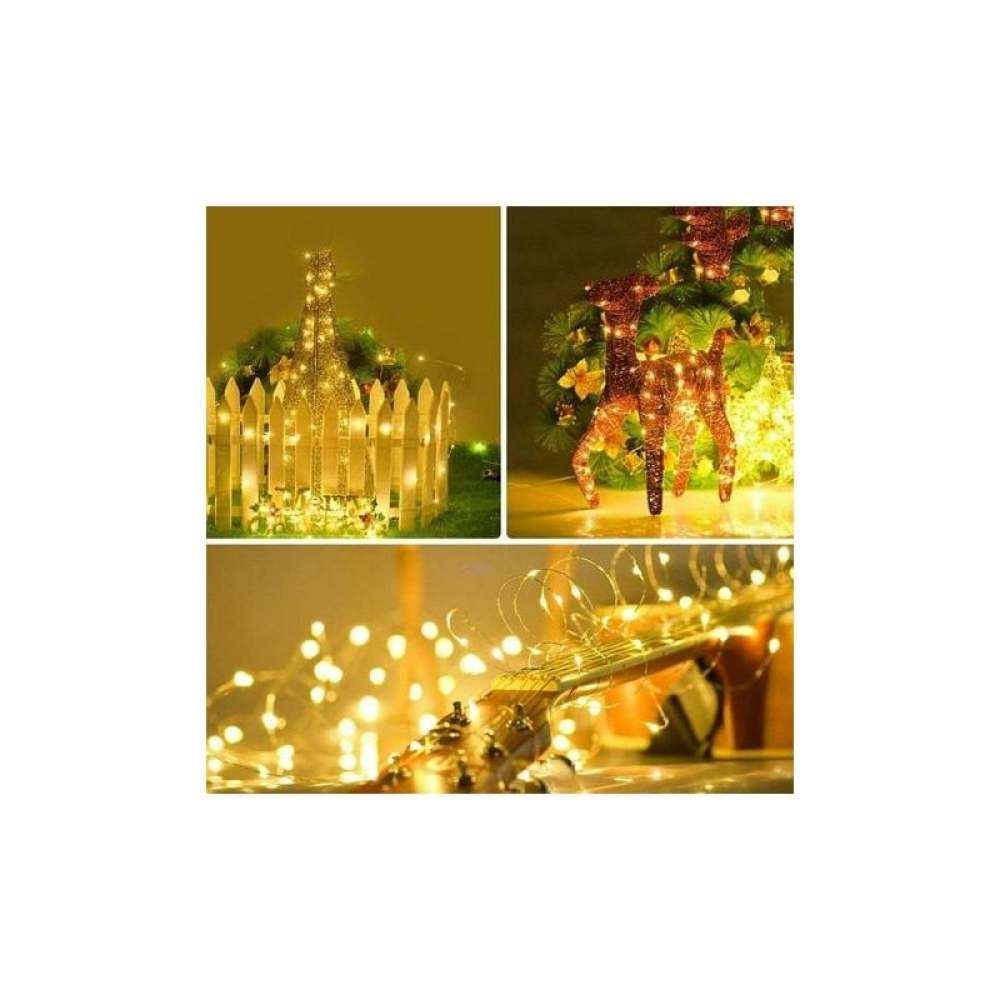 Das Bild zeigt Weihnachtsdekorationen. Es gibt Lichterketten, ein Rentier und einen Zaun. Die Szene hat einen warmen, gelben Schein.