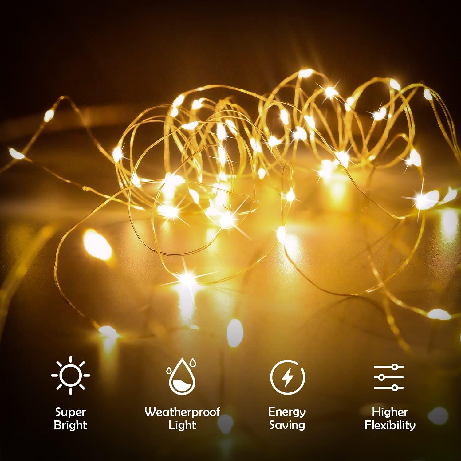 Nahaufnahme von Lichterketten auf dunklem Hintergrund. Die Lichter sind klein, warmweiß und an einem dünnen, flexiblen Draht.